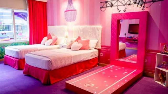 Al lado de las camas, una pasarela.