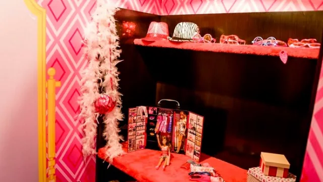 Y el vestidor, con un minivestidor para las barbies. 