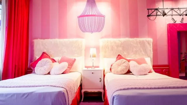 Las camas con detalles en peluche y mobiliario con líneas rococó. 