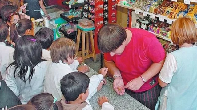 Dulces y snacks, enemigos de los nutricionistas (¿la solución? escuelas con kioscos saludables