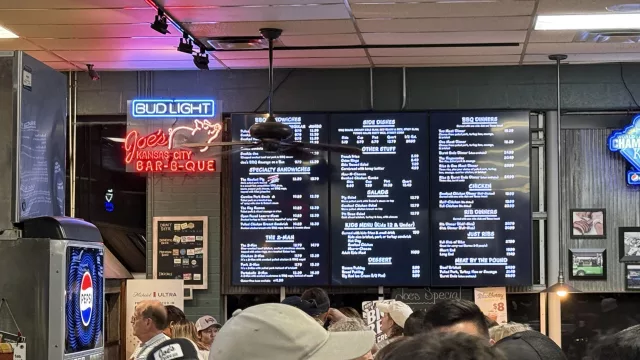 ¿Cuánto cuesta una cena típica en Kansas City? Salimos a probar la BBQ en Joe’s KC