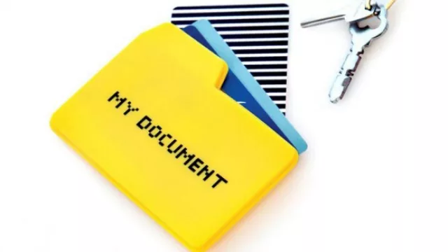 Como el ícono de las carpetas en la computadora, un porta documentos (y tarjetas). (By Gato disponible en The Bugplanet Store a $ 95)