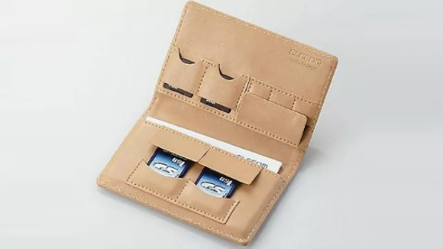 Un tarjetero que además de guardar tarjetas, permite guardar esas tarjetas de cámara que nunca sabemos dónde guardar.