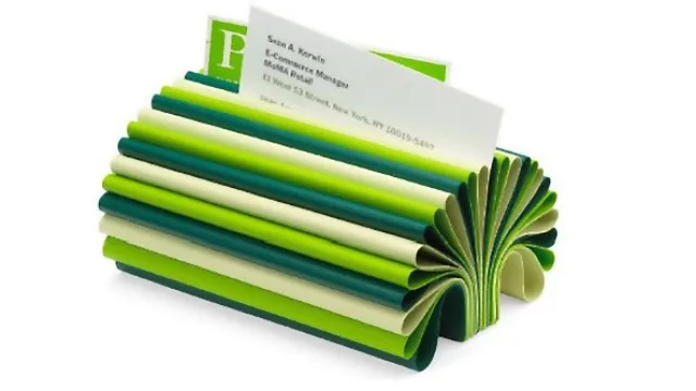 Para decorar el escritorio, este tarjetero de papel plegado. 