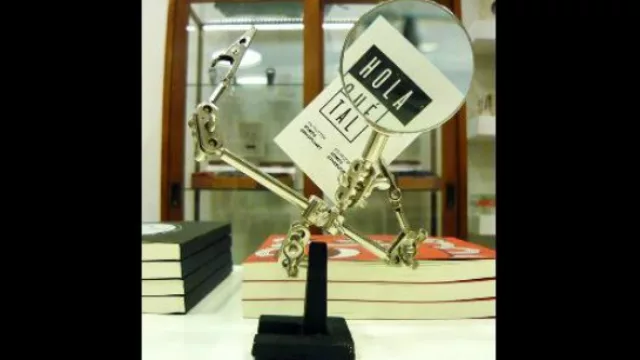 Para organizar las tarjetas y tenerla “en la mira”, esta lupa porta tarjetas.