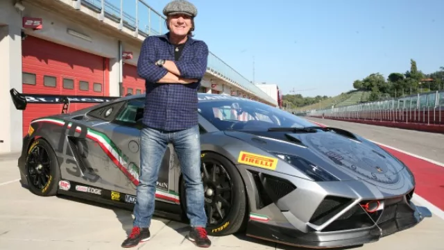 Johnson visita la marca que inspiró el término “superauto”: Lamborghini.