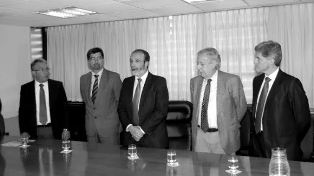 El Ministro de Agua, Ambiente y Servicios Públicos,  Fabián López - al centro, de traje negro- pone en funciones al nuevo presidente, quien está a su derecha.