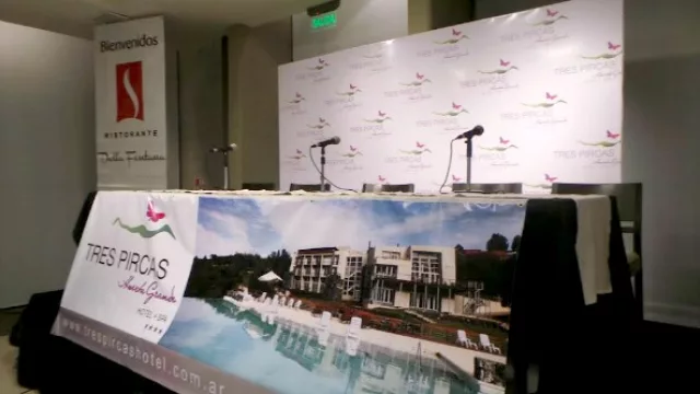 La sala lista para una conferencia de prensa...