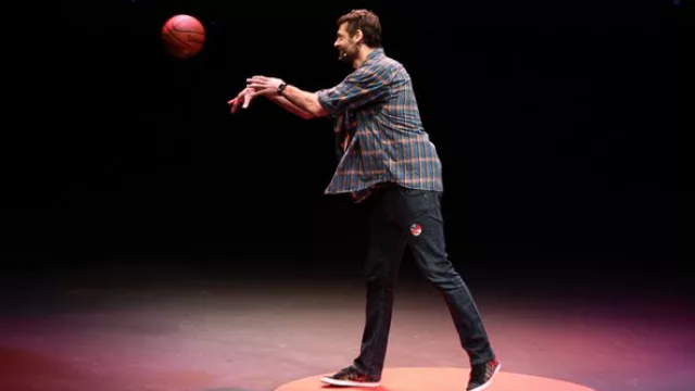 Oberto, entró con su objeto característico y tiró la pelota desde el escenario. 