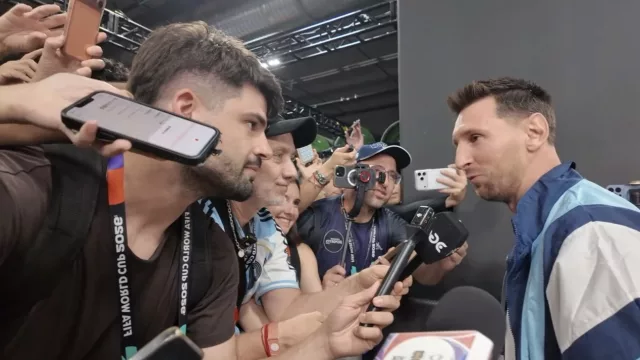 Argentina - Austria: locales otra vez en el AT&T Stadium de Dallas (Hisense como figura en pantalla y Messi en cancha)