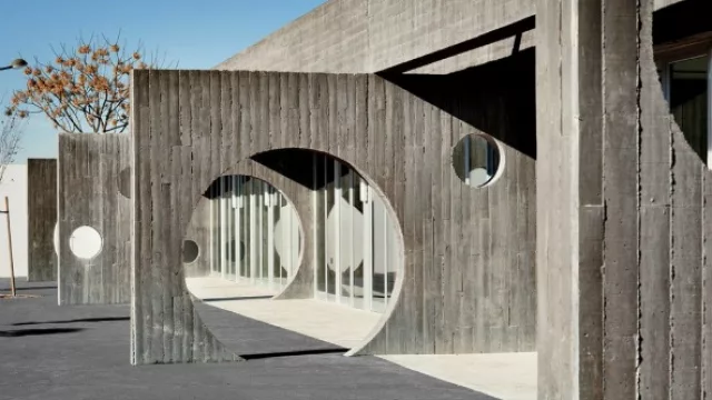 Gracias a las molduras, el material juegan contra la gravedad. 