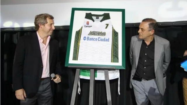 La nueva camiseta de Atenas con la marca de la entidad financiera al centro. 