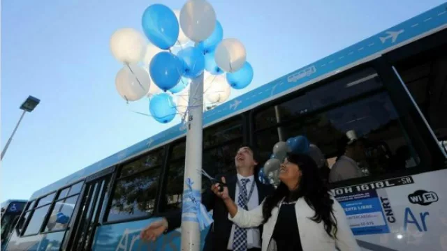 Cecilia García y Pablo Martínez Carignano sueltan globos en el lanzamiento de Arbus. 