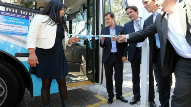 El corte de cinta inaugural... Sí, la Cámpora lo hizo.