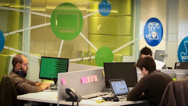 Boxes, sí, pero boxes con mucha amplitud, divisorios bajos y un ambiente abierto. 