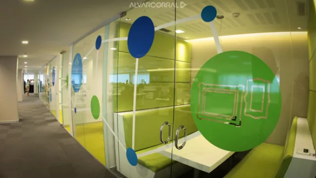 Parecen minivagones de tren, pero son las salas de reunión con toda la tecnología y privacidad.