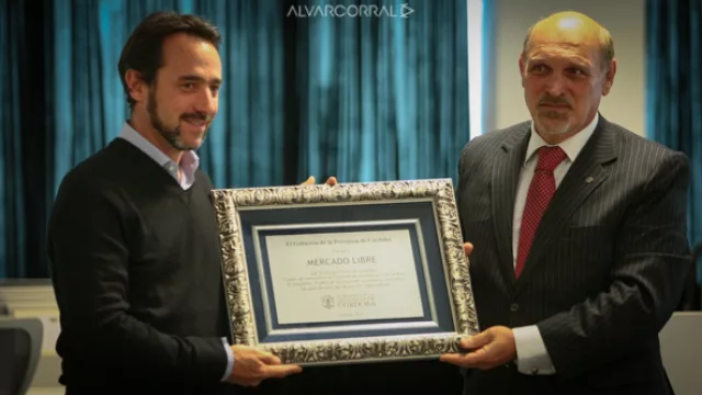 Galperín recibe de Jorge Lawson (gobierno de Córdoba) una placa conmemorativa por la apertura de las oficinas locales.