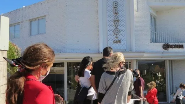 Bar + Hotel: Bravo Café Bistró y Santa Cecilia Hotel Boutique, un nuevo concepto en la costanera de Carlos Paz (la noche $ 10.000 con prioridad de acceso al bar)