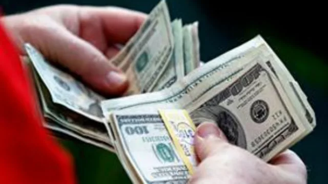 El contado con liqui empujó al “blue” (creen que el dólar paralelo seguirá subiendo)