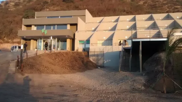 Las 25 habitaciones del hotel - enclavado en la montaña- tienen terraza exclusiva.