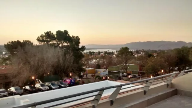 Cada una de las habitaciones tiene una vista exclusiva al lago San Roque.