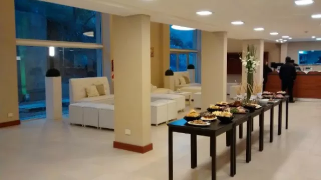  El restaurante Enfoque Cima tiene una cocina que incluye productos regionales y una atractiva carta de vinos.