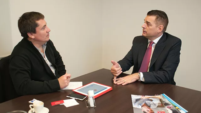 Trabaja principalmente para grandes marcas como IBM, Oracle, IMC, Dell y HP.