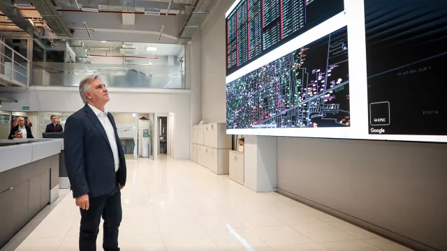 El gobernador Llaryora recorrió el Centro de Control de Alumbrado Público Inteligente