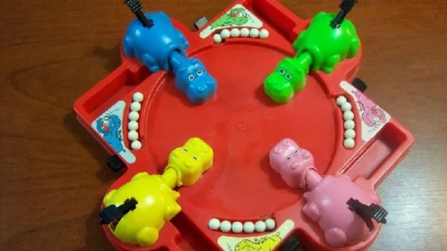 El juego de los hipopótamos. Quién “comía” más bolitas, ganaba.