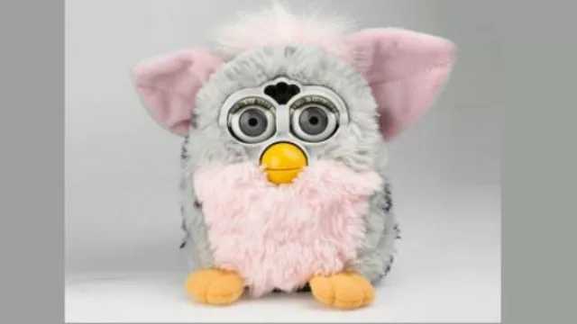 Furby, una mezcla de osito, con pájaro y humano. Uno de los peluches más famosos de los ’90.