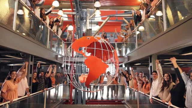 Naranja mantiene buenos números (y piensa cómo festejar su cumple Nº 30)