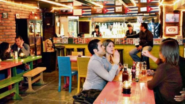 Obligarían a bares, cines y teatros a tener asientos para “gorditos”