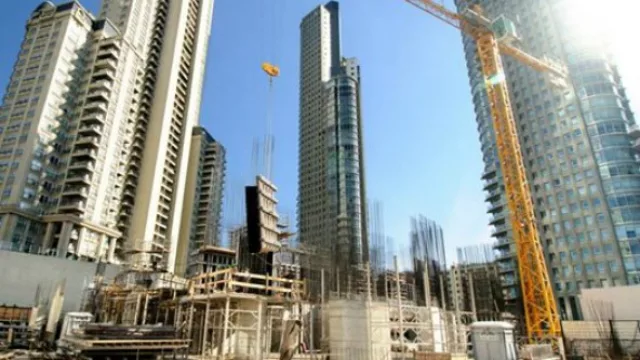 La torre más alta del país necesita la grúa más alta
