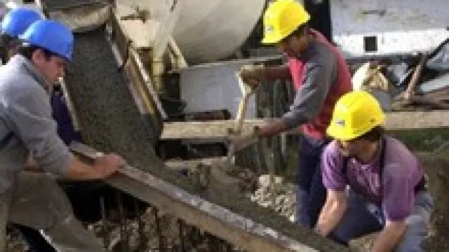 Luz amarilla: la demanda laboral cayó 22% en julio