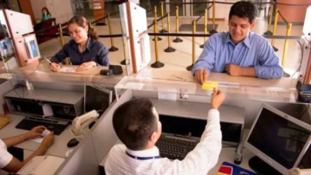 En 2025 se acabarán los cajeros humanos en los bancos (eso dice un informe de PwC)