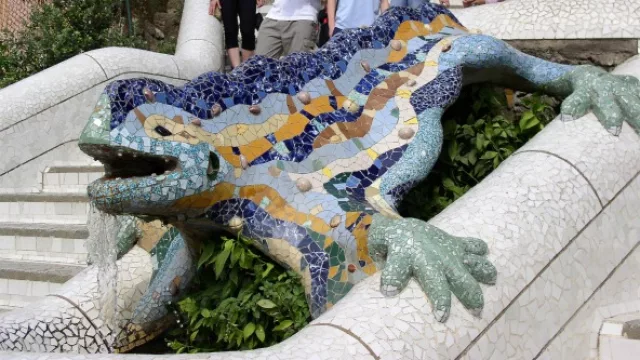 Reptil Parc Guell Barcelona de Antonio Gaudí, hecho –claro- con la técnica trencadís.