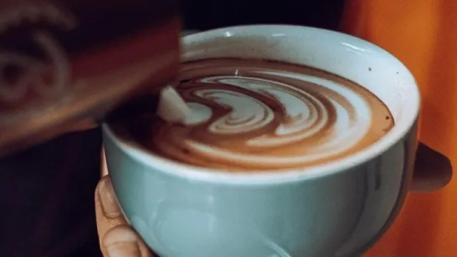 Cuánto gana un barista (y cuánto cuesta formarse en Córdoba): Tres opciones para iniciarse en el oficio cafetero