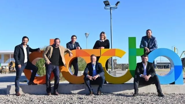 De izquierda a derecha: Benjamín Ferro, Martin Monforte, Lucas Funes, Candelaria Marenchino; Luciano Lorenzoni. Abajo: Lucas Salim y Gustavo Quinteros.