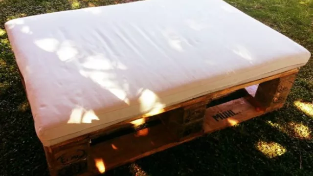 Una banqueta puff con almohadón.