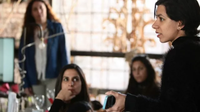 Celeste Pereyra Torres, directora de Arte de TEDx, explicando el concepto "Conectados, las cosas pasan".