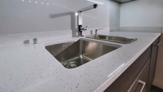 El cuarzo obtenido de arena de cuarzo de Bohemia de República Checa duro y brillante. 