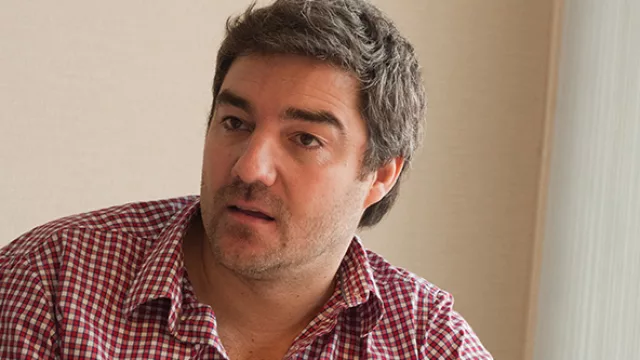 Lo que hacemos es buscar emprendedores jóvenes con mucho potencial y nos asociamos con ellos para recorrer el camino desde cero.