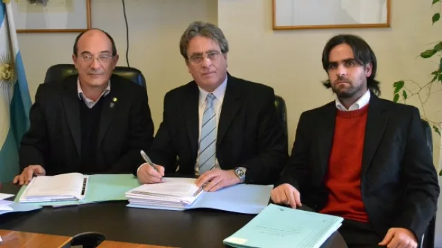 Domingo Carranza (presidente de la Caja), Jorge Ribeiro (CEO Ribeiro Construcciones) y Tomás Ribeiro (gerente de la empresa)