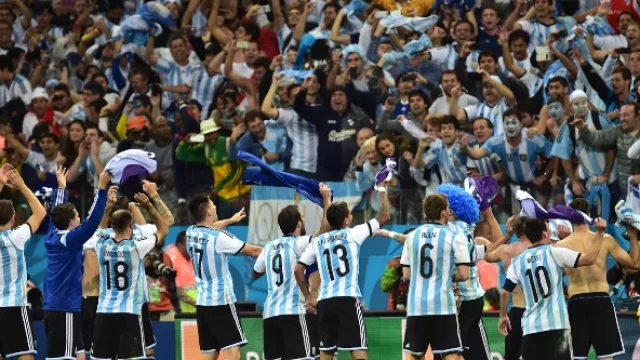 Dos alternativas para ir a Río (avión y ticket vip: $ 110.000; en bondi y a la pesca: $ 40.000)