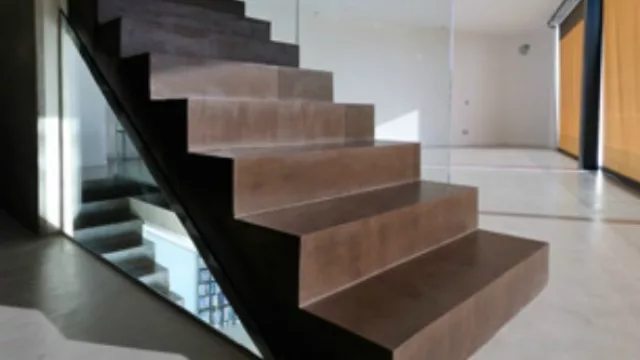 El material puede adherirse sin problema a superficies no porosas y ajustarse a las líneas de muebles y escaleras.