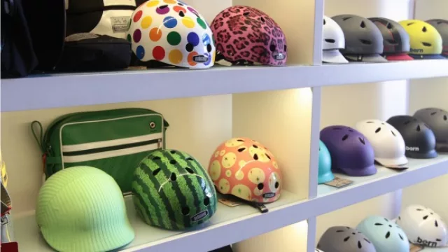 Cascos con toda la onda, un sello distintivo del local porteño.