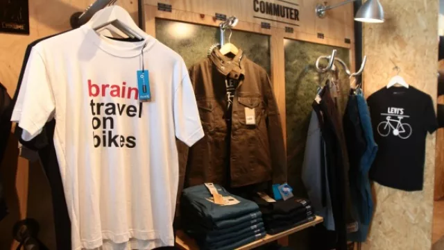 La tienda cerró un acuerdo de exclusividad con la línea de ropa para ciclistas urbanos fabricados por Levi’s.