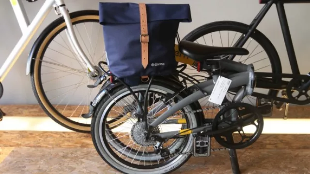 Las bicis plegables, cada vez más usadas en Baires.