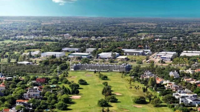 83 departamentos tienen “derecho de vista” al golf del Country del Jockey.