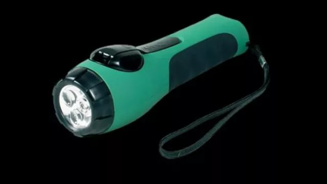 Objeto útil si los hay. Cuando se corta la luz y necesitamos la linterna,  ahora podemos encontrarla fácilmente.